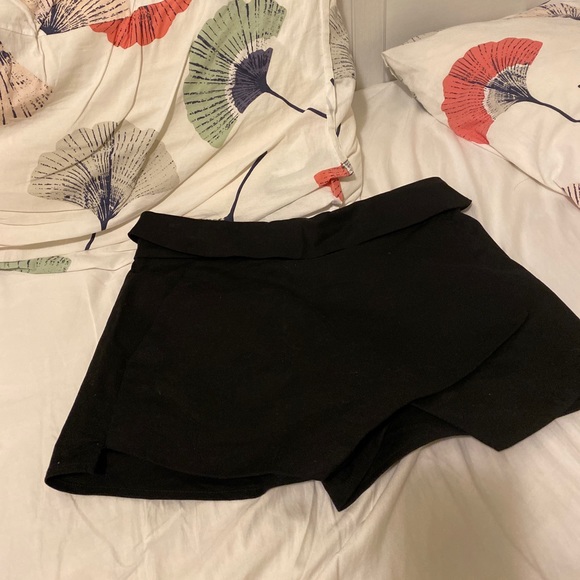 Aritzia BERKLEE SKORT size 4 worn once - Picture 5 of 6